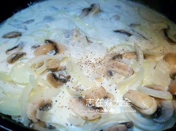 step8: 下忌廉，蜆湯及黑胡椒煮兩分鐘至白汁開始變濃