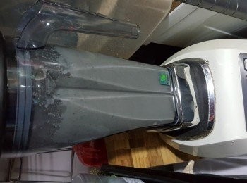 step5: 將煮溶的糖水與黑白芝麻粉和15g粘米粉，15g糯米粉用攪拌機拌勻