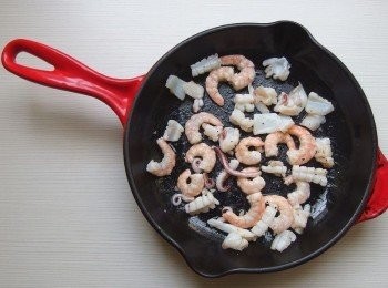 step5: 亦可將海鮮用另一個平底鍋稍微煎上色(半熟即可)