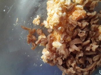 step2: 將菜脯倒入鹹蛋中加入調味料一起拌勻
