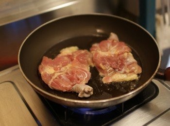 step3: 將雞皮朝下煎香
