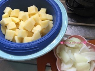 step2: 先將薯仔去皮切粒，沖2-3次水沖去多餘粉汁，瀝乾備用，洋蔥切片備用
