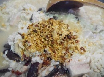 step7: *最後放入油蔥酥拌勻，以及芹菜末。