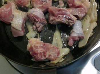step3: 再加入雞肉一起拌炒