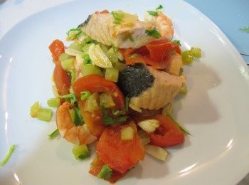 step5: 再放入蝦仁一起煮至變紅熟透，即可關火。起鍋前趁熱拌入香菜，桔子可擠出汁撒在上面，增添風味，其餘放置盤側備用。