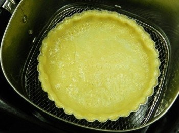 step4: <span class="group_2">派皮</span>入氣炸鍋，180度5分