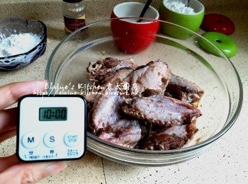 step4: 醃一晚的<a href="https://bit.ly/3zHU5V3" target="_blank" data-keyword="雞翼" class="guide-link"><strong>雞翼</strong></a> <span style="display:inline-block;vertical-align:middle;margin-top:-3px;color:initial;border-radius:3px;padding:2px 3px;font-size:12px;line-height:14px;background:#87d300;color:#fff;">即買</span> 從雪櫃取出靜待10分鐘