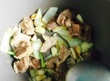 step3: 加入牛肉同炒一會。