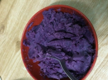 step1: 紫薯提前蒸熟後晾涼，用湯匙背壓成泥