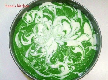 step9: 再將<span class="group_2">餅乾底</span>拿出,將綠茶乳酪和乳酪倒入<span class="group_2">餅乾底</span>中（一大匙乳酪,再一大匙綠茶乳酪交錯放入即可）
最後再用筷子轉個幾圈後放入冷藏庫一晚到完全固定為止.