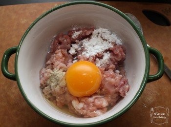 step1: 免治豬肉用<span class="group_2">醃料</span>拌勻直至起膠, 豬肉有黏性