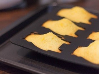 step11: 關於焗製時間，請不要盲目跟從食譜指示。蛋糕入爐數分鐘後蛋糕中間會開始升起，此時請注意每個蛋糕外圍，等到外圍都變成金黃色或淺咖啡色，確定蛋糕中間爆開的位置不是濕粉漿，大多數就代表可以出爐，出爐後可用竹籤測試中間是否熟透。