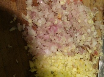 step5: 用油爆香<span class="group_3">香料</span>, 見<span class="group_3">香料</span>轉金黃色, 將豬肋骨回鑊。