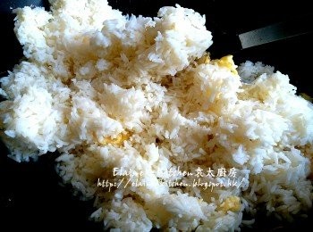 step8: 原鑊中加入蛋液炒至半凝固 , 加入冷飯拌勻炒散