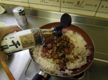 step7: 糯米飯炒好了；就可以將之前炒好的材料混合均勻，加入和風干貝醬油露用以調味和潤色。最後撒上蔥花。