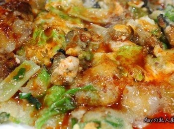 step8: 用料不手軟的蚵仔煎,淋上自製的醬汁超級美味