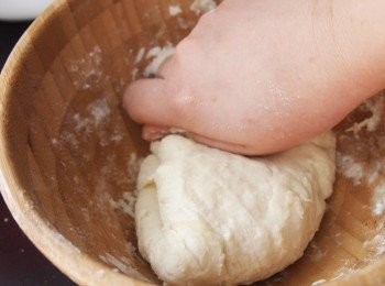 step3: 分兩三次加入冷水，一邊用手搓揉，如麵粉開始柔軟成糰，不用加入全部冷水；用手腕反覆搓壓麵糰4至5分鐘，直至成光滑不黏手麵糰