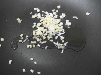 step4: 將鍋子洗淨擦乾後~~倒入半大匙的油與蔥末.薑末.蒜末~~炒出香氣來^^