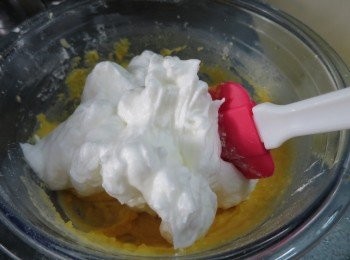 step16: 將3份1蛋白加入蛋糊內,用切反式將蛋黃拌勻