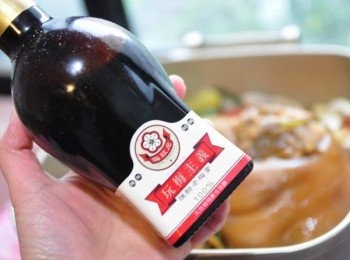 step11: 接著放入<span class="group_2">滷汁</span>中的【梅狀元老梅膏 】