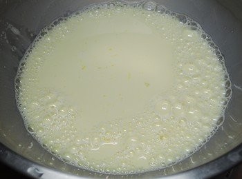 step2: 加入牛奶、糖、煉奶拌勻