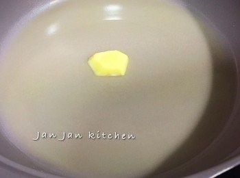 step2: 菜流淨，中間一開四份。起鑊爆香薑，加入清雞湯，不用多，浸到菜就好。