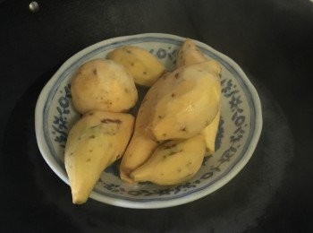 step1: 蕃薯先刷乾淨去皮，隔水蒸20分鐘.
