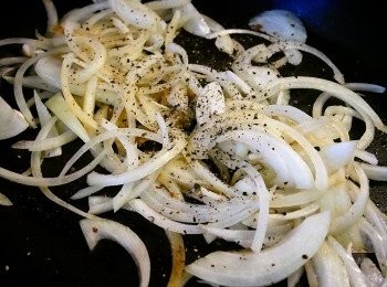 step5: 洋蔥切絲，放入早前用作煎豬胺的鍋爆香。