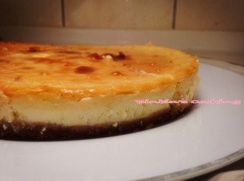 step7: 時間到後將烤盤裡的水取出,起司蛋糕繼續放在烤箱中慢慢冷卻，一個小時後將起司蛋糕取出放進冰箱冷藏3小時以上才能取出，用刀子刮一下蛋糕外圍脫模，切片的時候以溫水先溫刀再切切完擦乾淨刀子（每切一刀要溫一次刀擦一次刀）