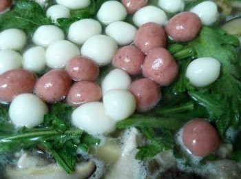 step4: 加入高湯及鹽、白胡椒、香油、煮滾後加入茼蒿菜和瀝乾的小湯圓煮2分鐘，加入紅蔥酥即可。