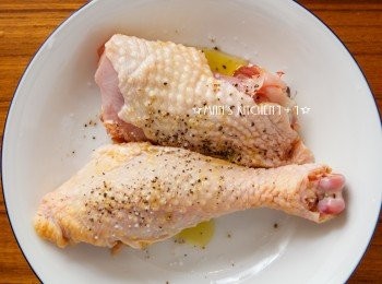 step1: 首先把雞腿肉用橄欖油、鹽和黑胡椒均勻塗抹。