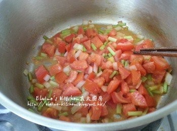 step2: 煲內加入油燒熱 , 將蕃茄 , 洋蔥 , 芹菜加入炒至出茄油