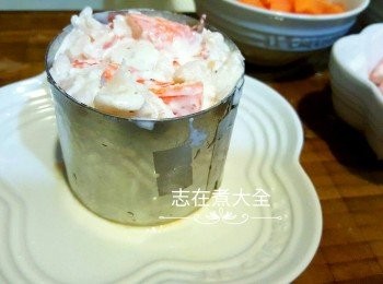 step5: 將木瓜、芒果及龍蝦，一層層放入模內略為壓實，之後放入雪櫃雪15分鐘