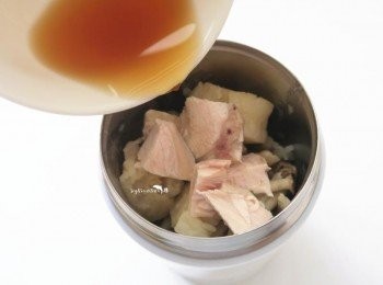 step4: 滴雞精隔水加熱後倒入燜燒罐中