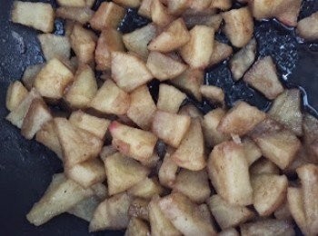 step1: 1)煮溶牛油加入蘋果, 糖及肉桂粉煮至蘋果軟身約10分鐘