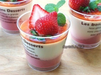 step10: 粉嫩顏色的奶酪,擁有兩種不同風味的口感及味道,奶酪上加入草莓果醬及新鮮草莓做裝飾,不論是小孩或大人都會喜歡喔!