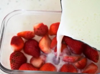 step3: 先用濾網將步驟2過篩後再倒入裝有草莓的容器中可減少表面氣泡