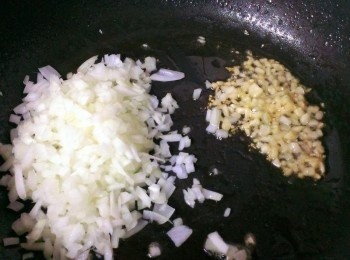 step2: 蒜末爆香~加入洋葱末拌炒~