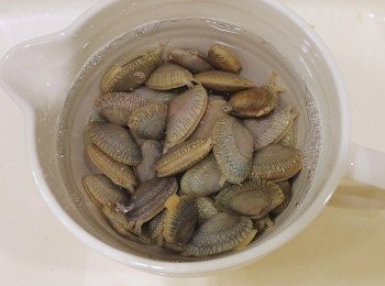 step1: 花蛤放到鹽水中浸兩小時待吐沙