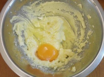 step3: 加入雞蛋一起打勻~~