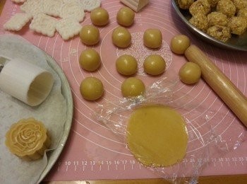 step10: 粉糰磅23g一粒)壓平搓圓包入奶黃餡入模加咸蛋黃可加入,(模洒入高粉防痴麵粉)(要壓實d才凸出花紋),入爐前如覺得粉多可噴水於面噴走粉粒