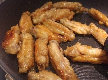 step5: 將<a href="https://bit.ly/3zHU5V3" target="_blank" data-keyword="雞翼" class="guide-link"><strong>雞翼</strong></a> <span style="display:inline-block;vertical-align:middle;margin-top:-3px;color:initial;border-radius:3px;padding:2px 3px;font-size:12px;line-height:14px;background:#87d300;color:#fff;">即買</span> 回鑊沾上<span class="group_3">蜜糖醬</span>,。