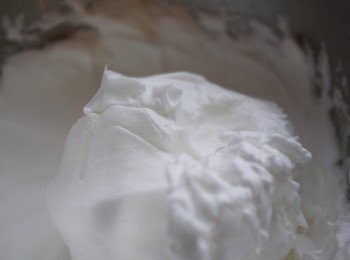 step1: 蛋白和蛋黃需先分離，緊接將蛋白與糖粉均勻攪拌至平滑泡狀。