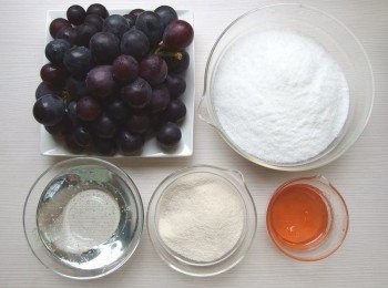 step1: 準備所有<span class="group_1">食材</span>。 將葡萄切半去籽,用果汁機打成泥狀。