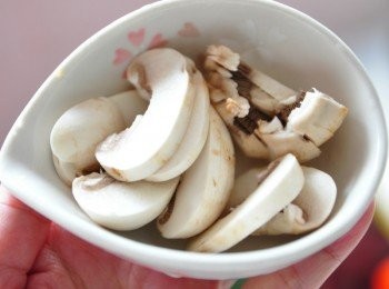 step2: 將洋菇切薄片