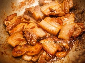 step4: 再來加入醬油、米酒和水一起滷到豬肉上色後備用。(約20分鐘)
