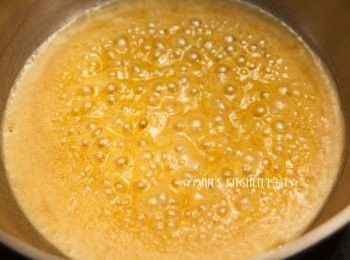 step1: 首先將蜂蜜、砂糖與奶油下鍋煮至均勻融化。