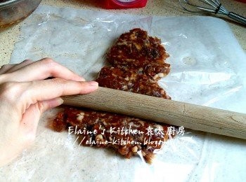 step5: 枱面放一張焗爐紙 , 將200g的豬肉碎放焗爐紙上 , 再放上一張保鮮紙