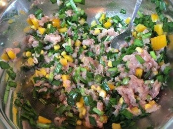 step2: 韭菜配牛肉：韭菜可以改善手腳冰冷和提高提高新陳代謝；而比豬肉低脂的牛肉則可以去水腫、益氣血、補脾胃。