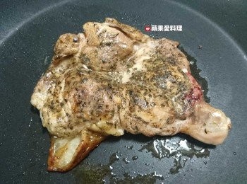 step2: 取出平底鍋，將雞腿帶皮那面朝下，蓋上鍋蓋，開中火慢煎（不需放油）。